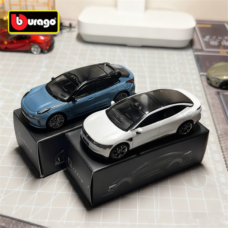Bburago 1:64 2025 ZEEKR 001 00 - огляд і ціна Renewable Energy Kids